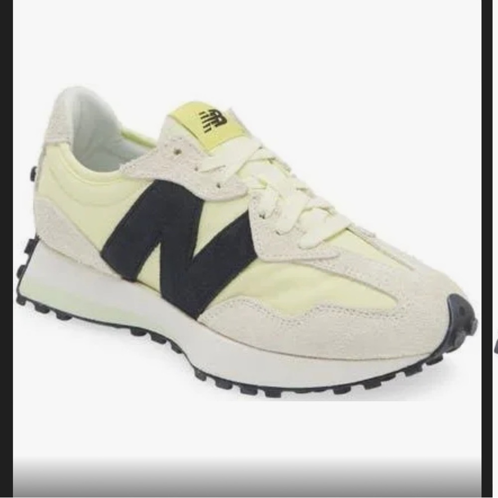 New Balance women’s 327 sneaker size 7.5
NWT, box also included